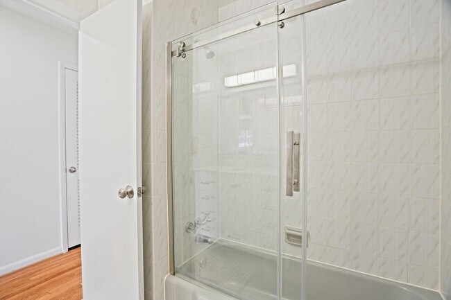 Building Photo - 6607 Lone Oak Dr