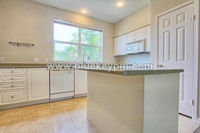 Building Photo - 3 Bed,2 Bath Townhome By the Columbia River in Northwynd Community