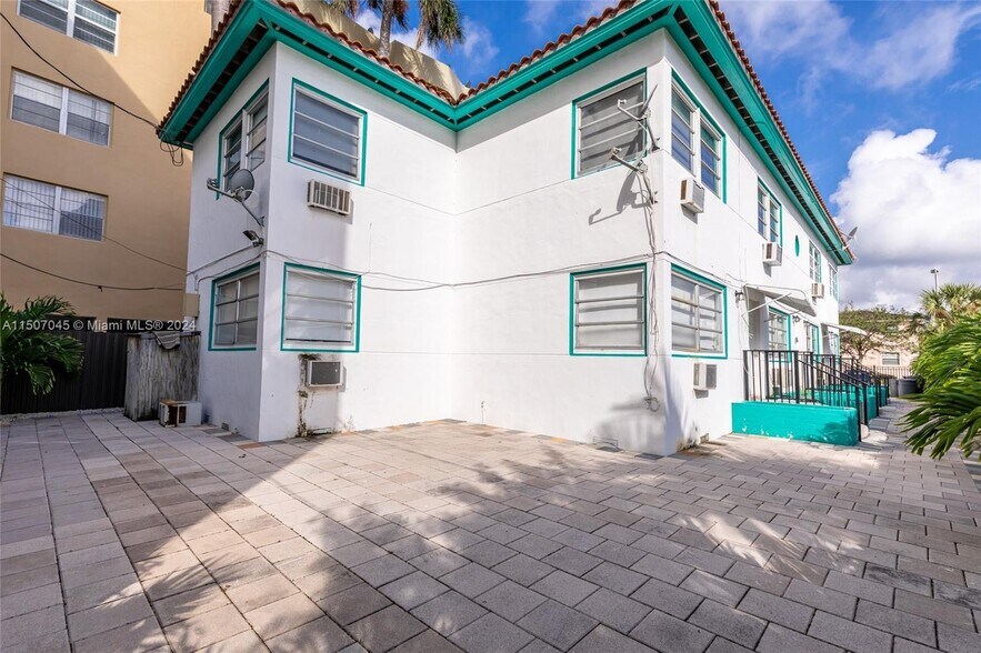 Building Photo - 1982 Marseille Dr