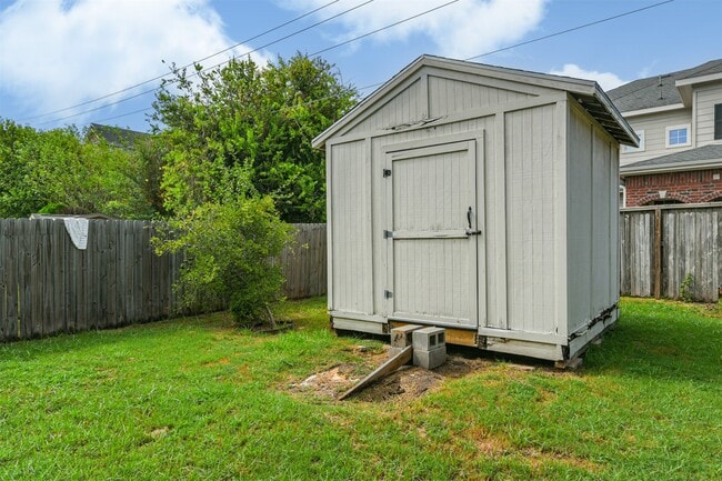 Building Photo - 13723 Rural Oak St