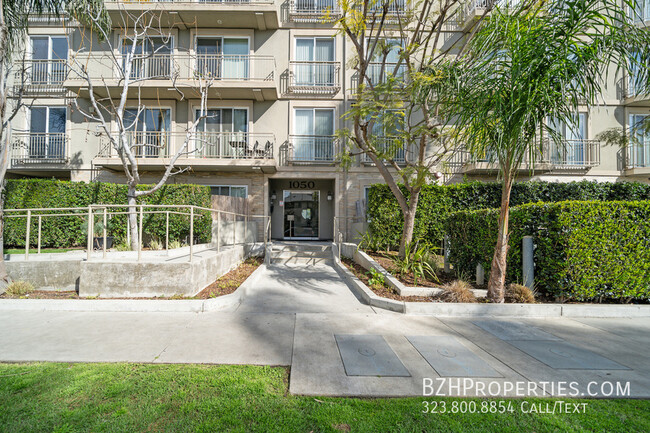 Primary Photo - Beautiful 2 Bedroom 3 Bath Condo In Pico/B...