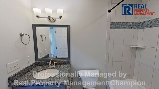 Building Photo - Beautiful Upper-Level Condo with Convenient Mid-Town Location