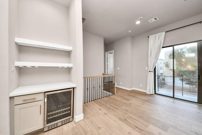 Building Photo - 2114 Stuart St