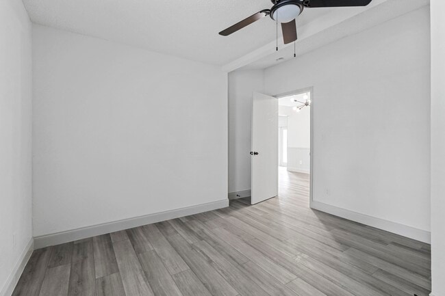 Building Photo - 2404 Kentfield Ln
