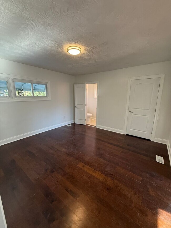 Building Photo - **3bed House - Skip The Apartment Chaos - ...