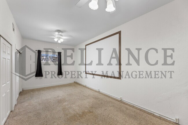 Building Photo - 2210 W Columbine Ln