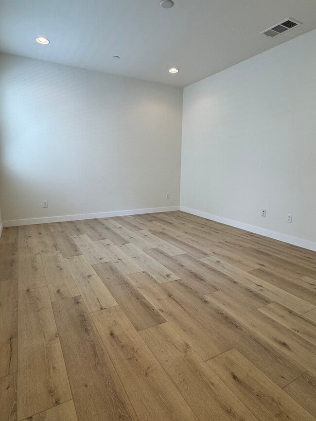 Building Photo - Newer Townhouse for lease in Eastvale.