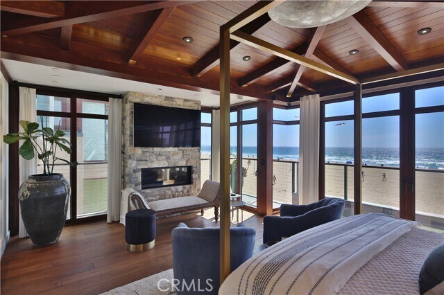 Building Photo - 3124 The Strand