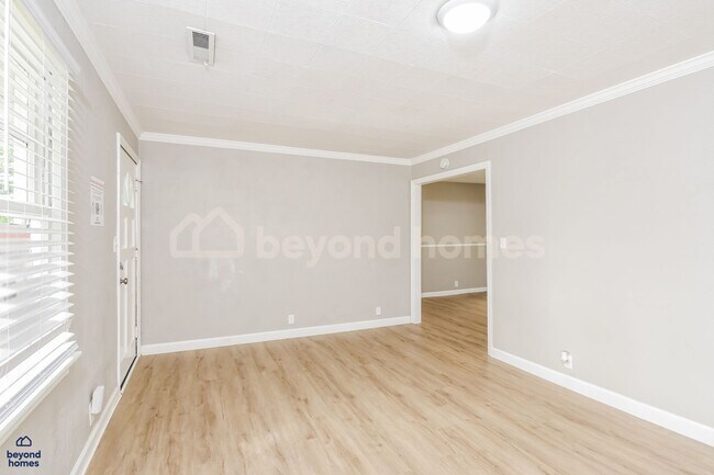 Building Photo - 935 James Ave