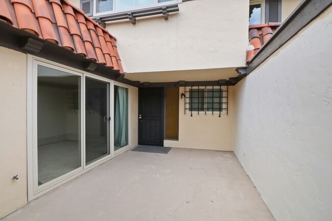 Building Photo - For Rent 3 Bed, 2.5 Bath Condo in Mesa Ver...