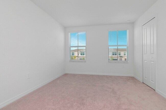 Building Photo - Brand-New 3BR/2.5BA Townhome in Lakewood Ranch — Internet, Trash & Lawn Care Included