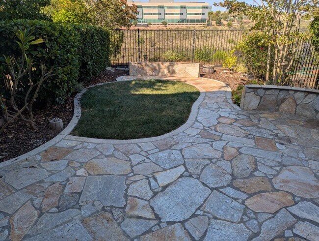 Building Photo - 3 Bedroom - 2.5 Bathroom Townhome in Scrip...