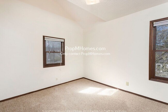 Building Photo - 1102 SE Umatilla St