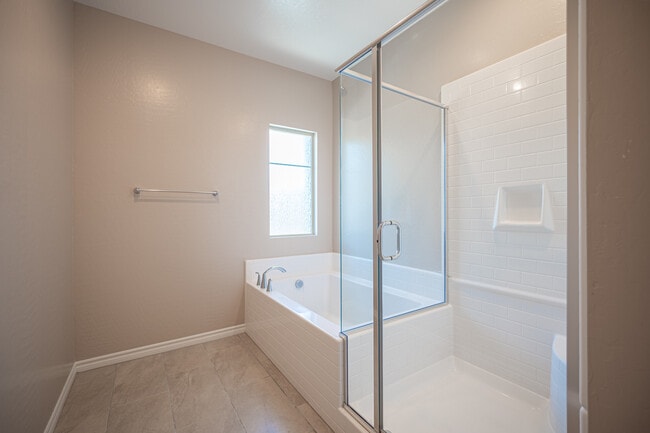 Building Photo - 600 N Carriage Hill Dr