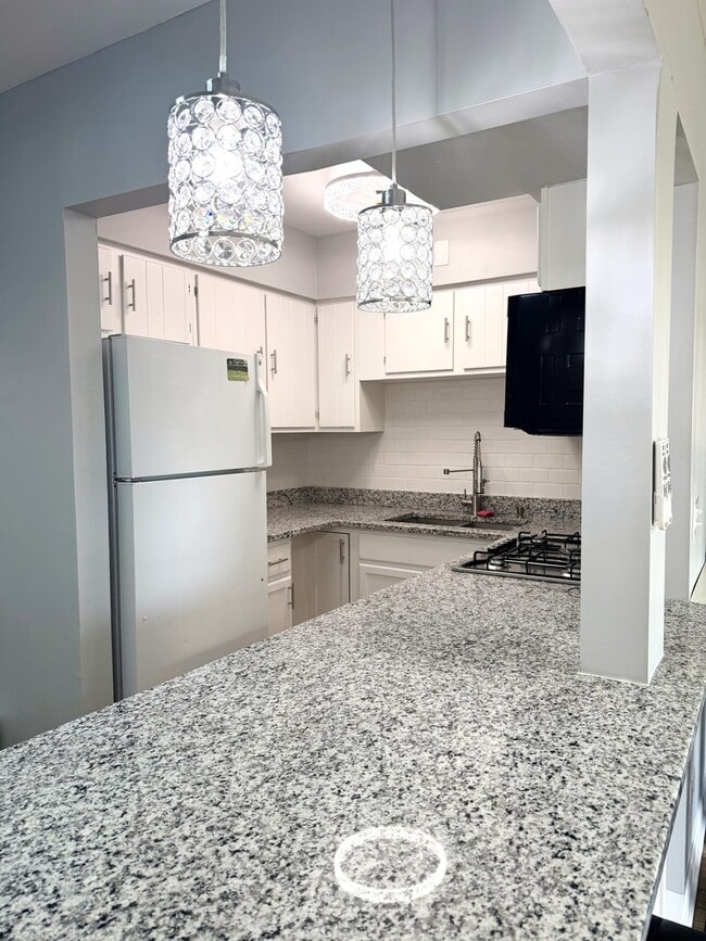 Building Photo - 1415 W Pratt Blvd