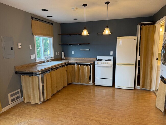 Building Photo - Rare Find with Main House and Fully Equipped ADU!