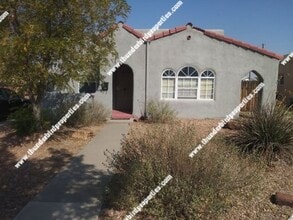 Building Photo - 2 bedrooms, 1 bath, fenced yard near CNM, UNM