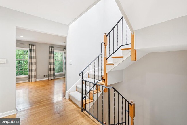 Building Photo - 214 James Thurber Ct