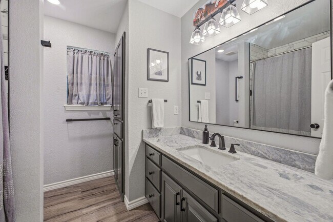 Building Photo - Beautiful large 3 bedroom home