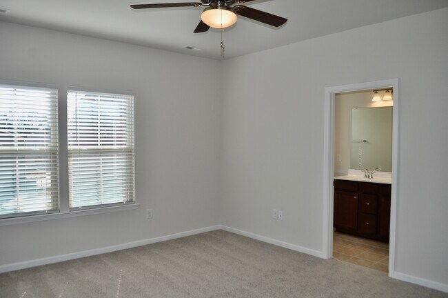 Building Photo - Beaver Creek Commons 3 Bed | 3.5 Bath Town...