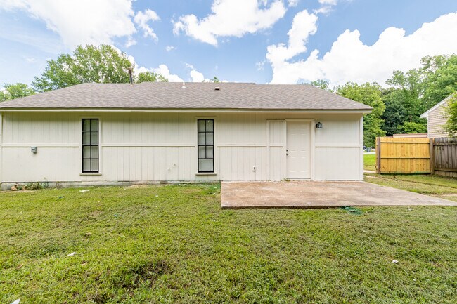 Building Photo - 3869 Winwood Dr