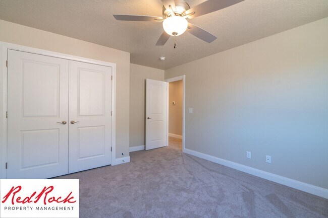 Building Photo - 4 Bedroom, 2.5 Bathroom Townhome in Hurric...
