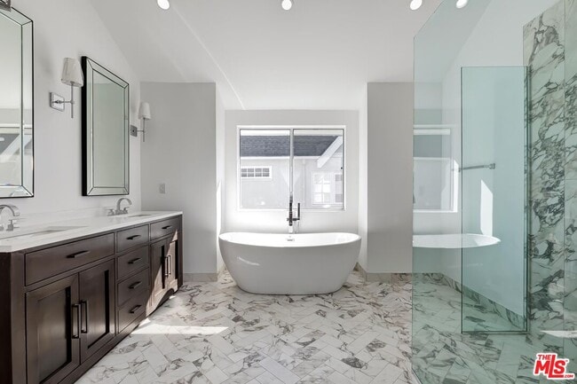 Building Photo - 612 Elm Dr