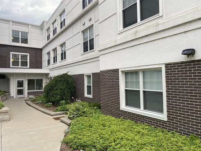 Building Photo - 20 Pond St