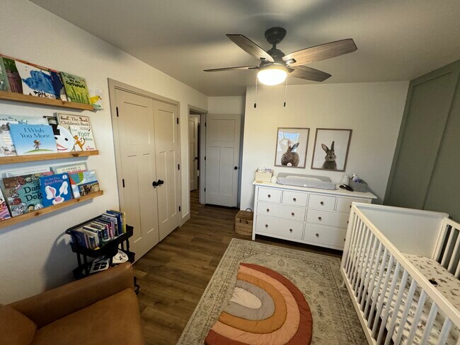 Upstairs bedroom - 8717 S Royal Crest Dr