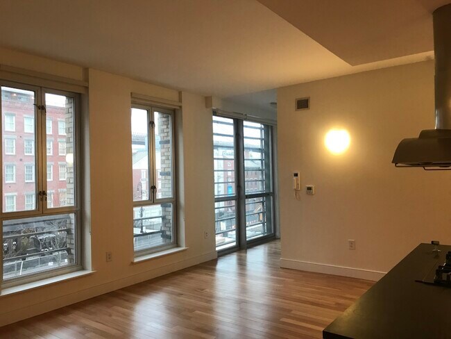 Building Photo - 138 Beekman St
