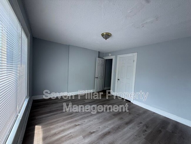 Building Photo - 1044 E 16th Ave