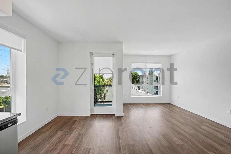 Building Photo - Unit 402