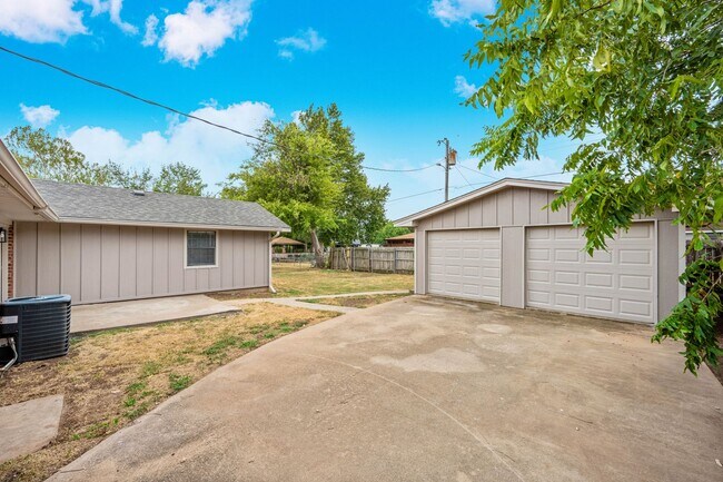 Building Photo - 509 NE Cimarron Cir