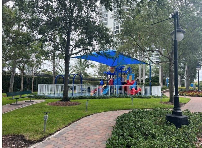 Building Photo - 3600 Mystic Pointe Dr