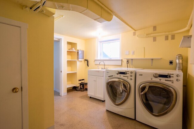 Building Photo - Stunning North Beach 4 bedroom, 3.5 bath with breathtaking view.