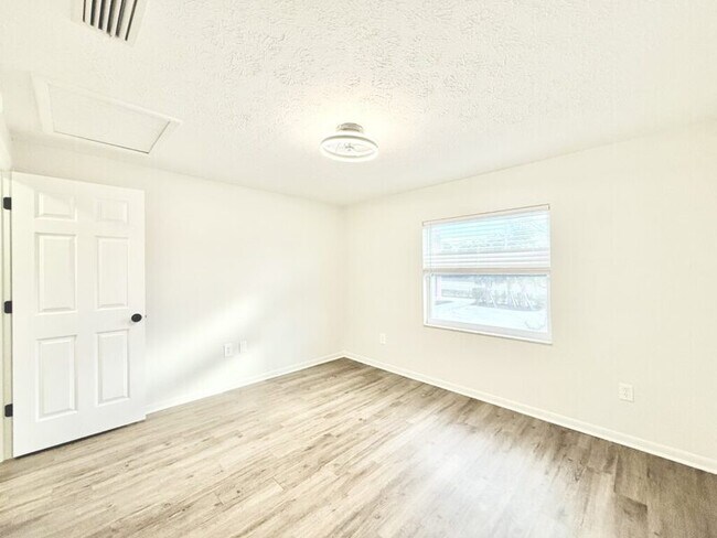 Building Photo - 11705 North Dr