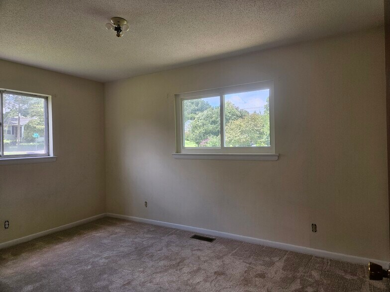 Building Photo - 322 Vista Dr