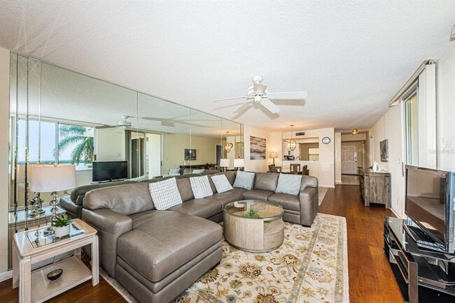 Building Photo - 6105 Bahia Del Mar Cir N