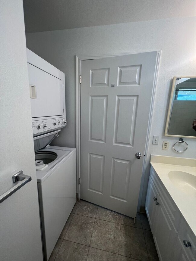 Building Photo - Beautiful 2 bed/2 bath Condo at Viewpointe...