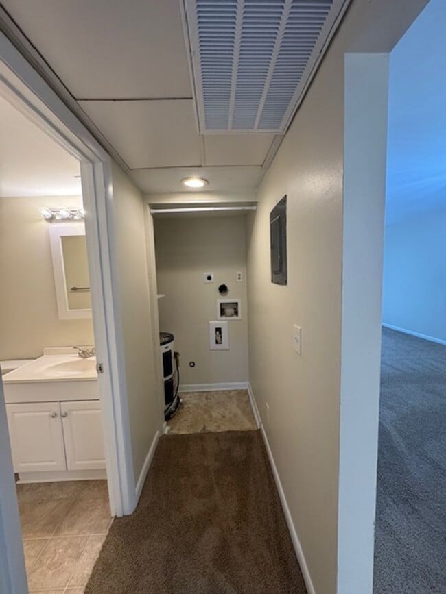 Building Photo - Holly Tree Condominiums