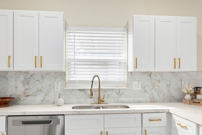 Building Photo - 102 E Val Verde St