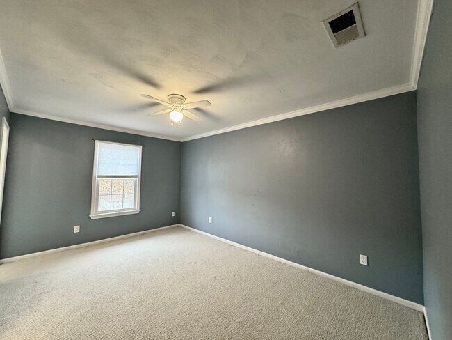 Building Photo - Available 11-14-25! Lakefront Townhome w/2...