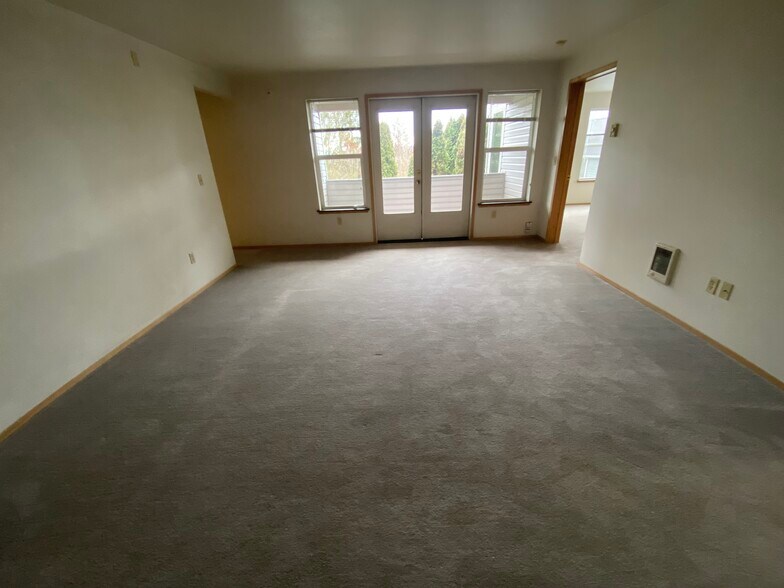 Living Room - 132 24th Ave E