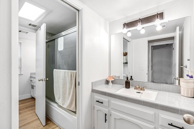 Building Photo - 3656 W Harvard Ave