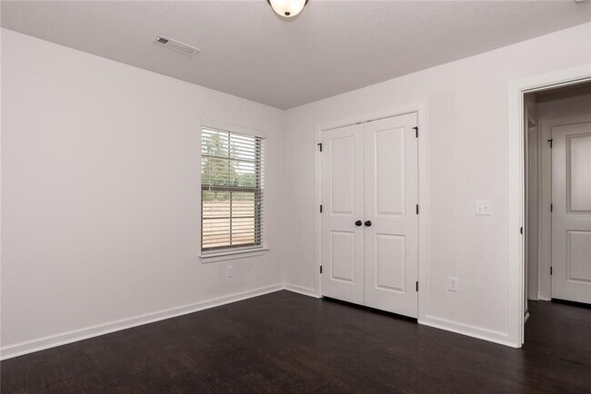 Building Photo - 105 Lion Dr N