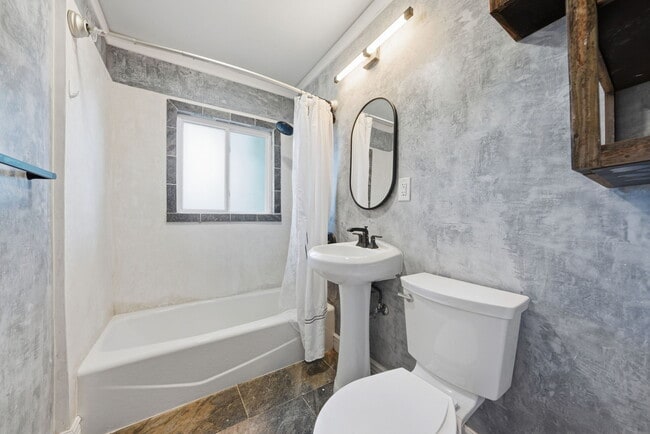 Building Photo - 1047 Riverton Dr