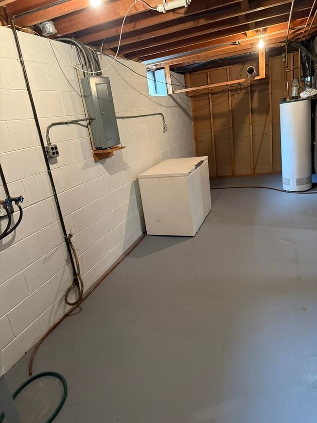 Building Photo - Newly Refreshed 3 Bedroom 1 Bath Single Family Home   This home shows beautifully and is waiting ...