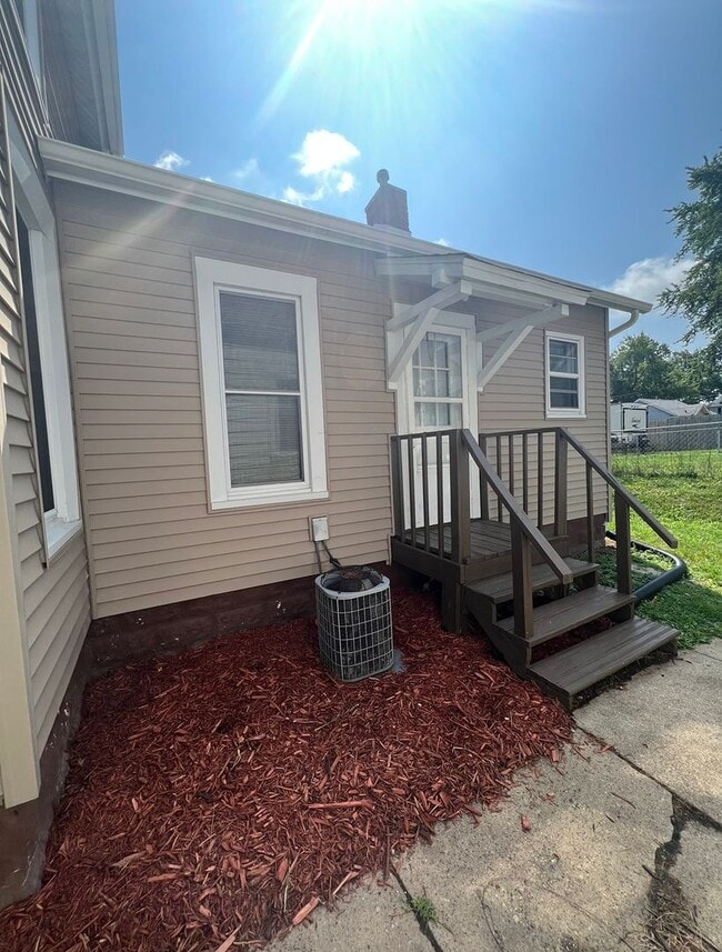 Building Photo - Updated 3BR Home with Central Air in Moline