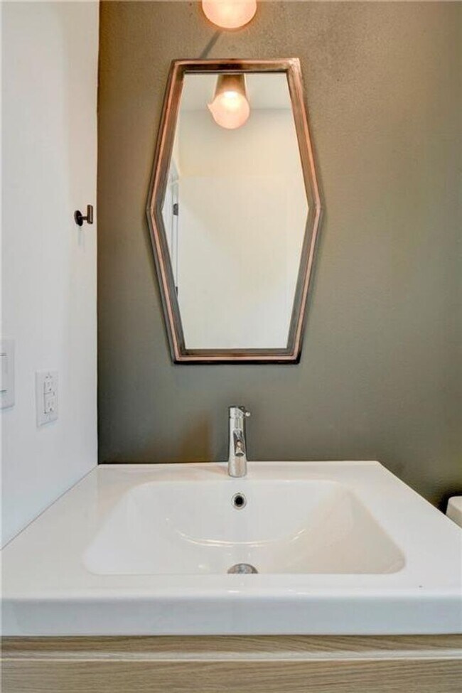 Building Photo - Light and Spacious Modern 3 bedroom