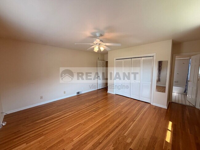 Building Photo - 2039 Fontaine Rd